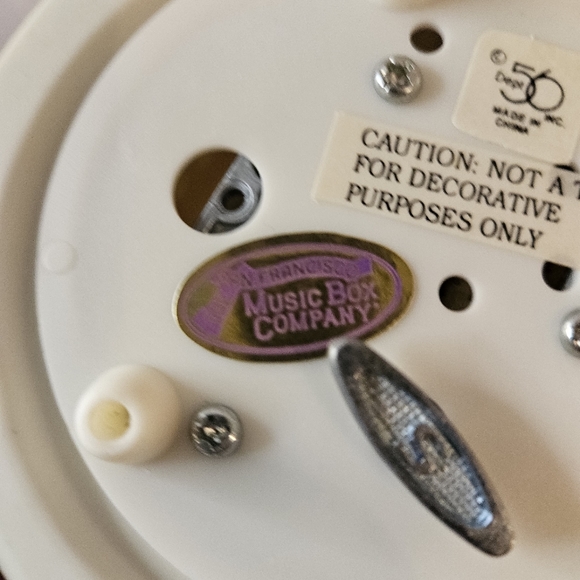 Department 56 Snowbabies Musical Snow Globe W/Penguin Ice Skating To The Waltz - Picture 9 of 9